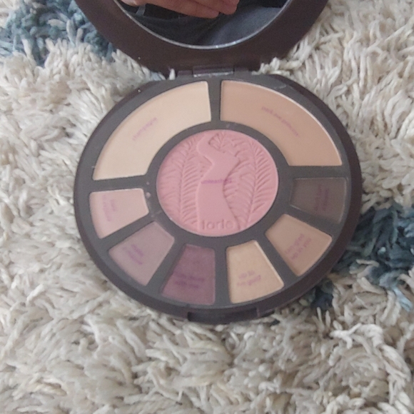 Brand new tarte eyeshadow - Picture 2 of 3